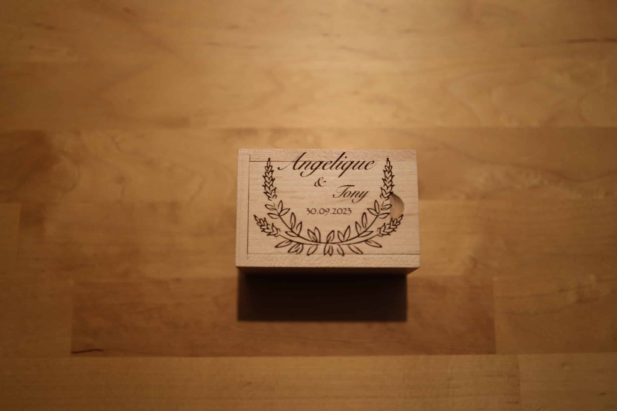 gravure sur bois image représentant une gravure sur bois comme décoration de mariage