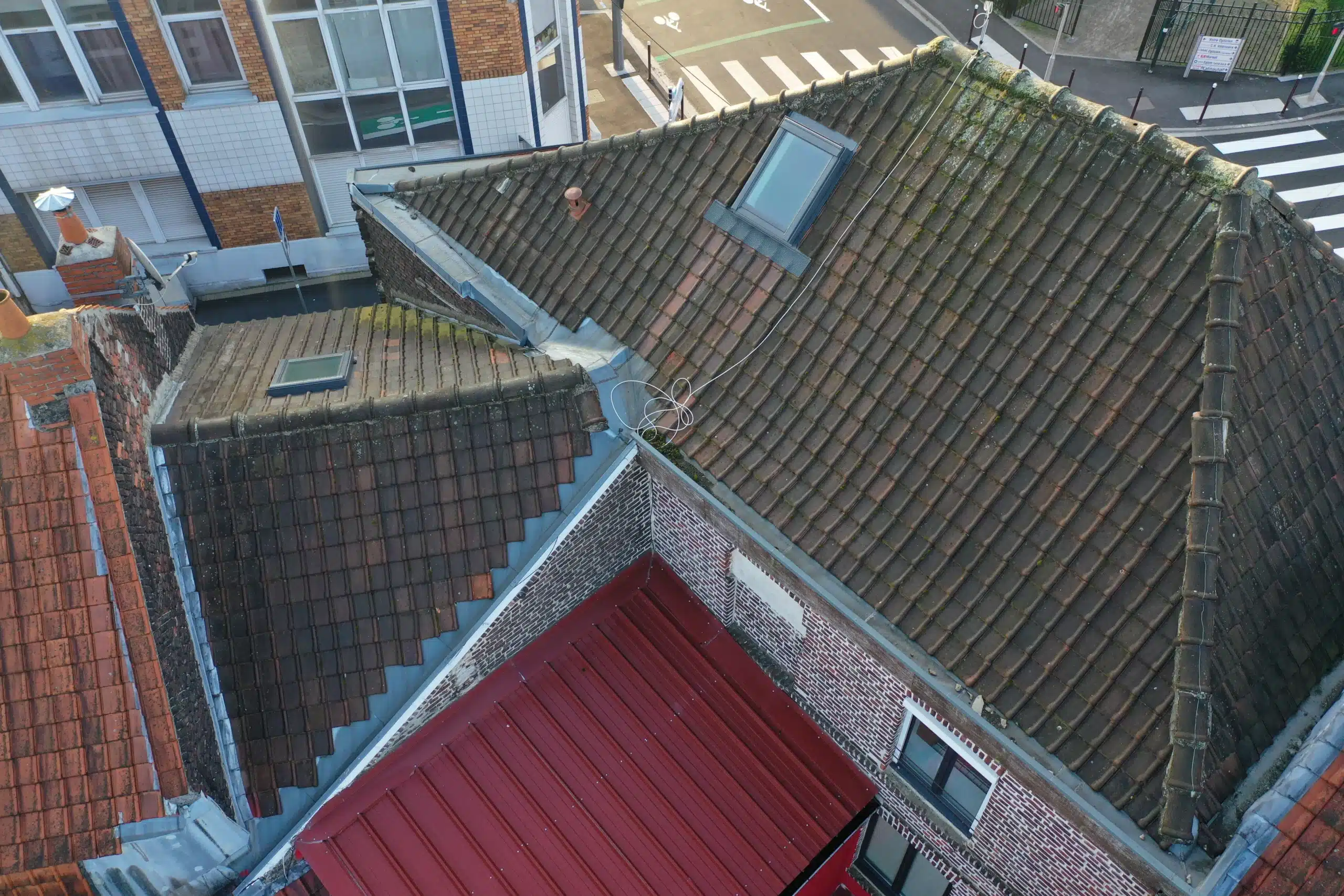 INSPECTION DE TOITURES par drone sur Lille Image représentant l'image d'une expertise effectuée par drone sur Lille
