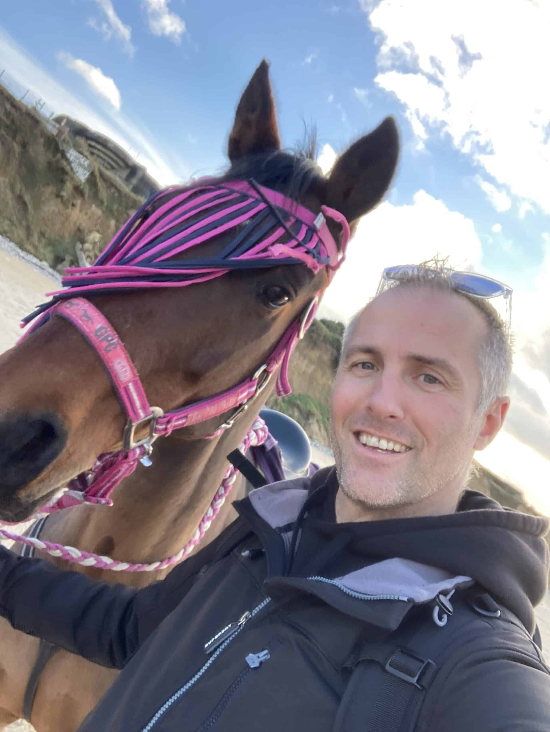 Pilote de drone vidéaste Image de présentation de la vidéo prise par un drone sur la plage