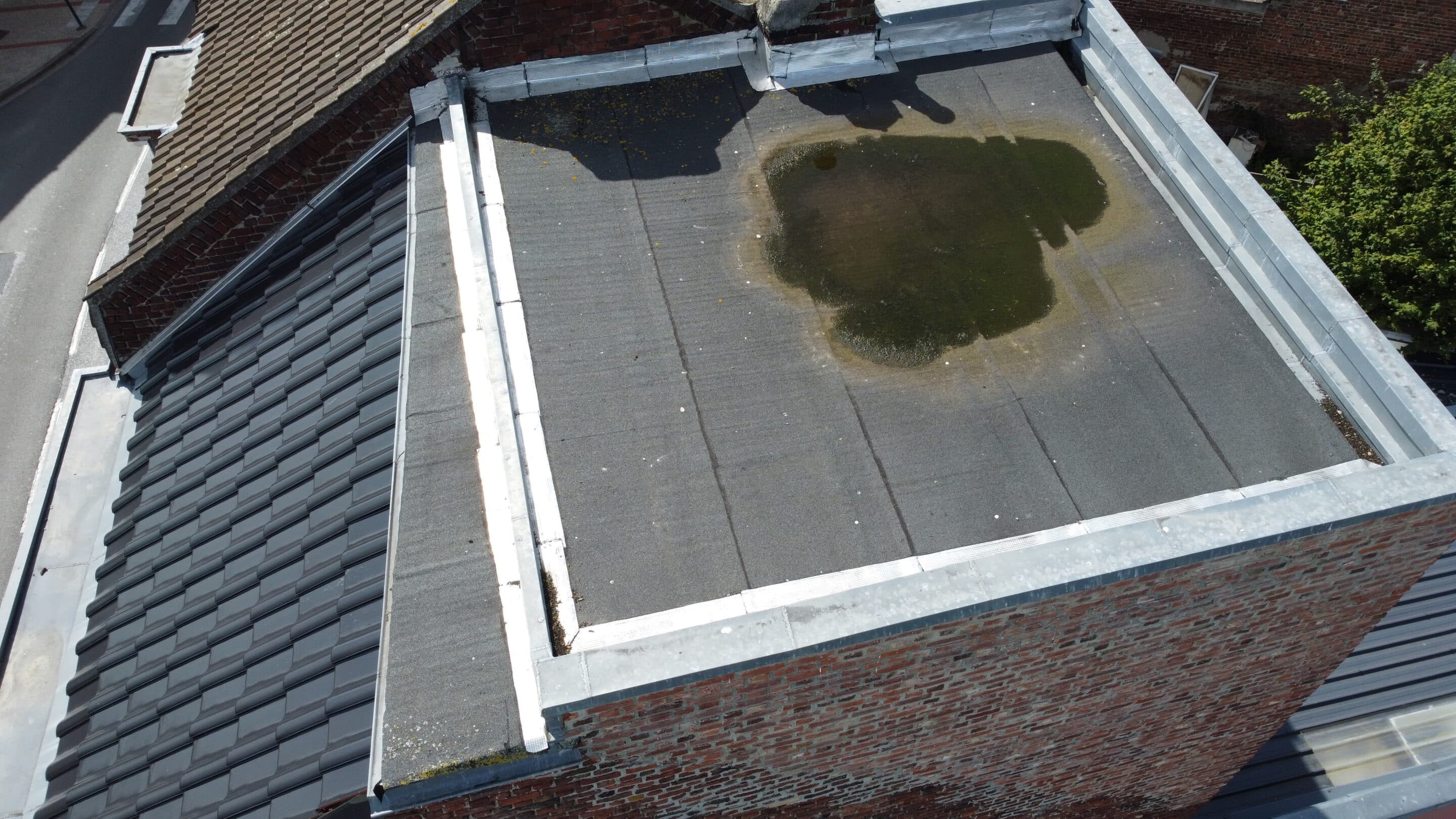 Toit plat avec zone humide, vu d'en haut.