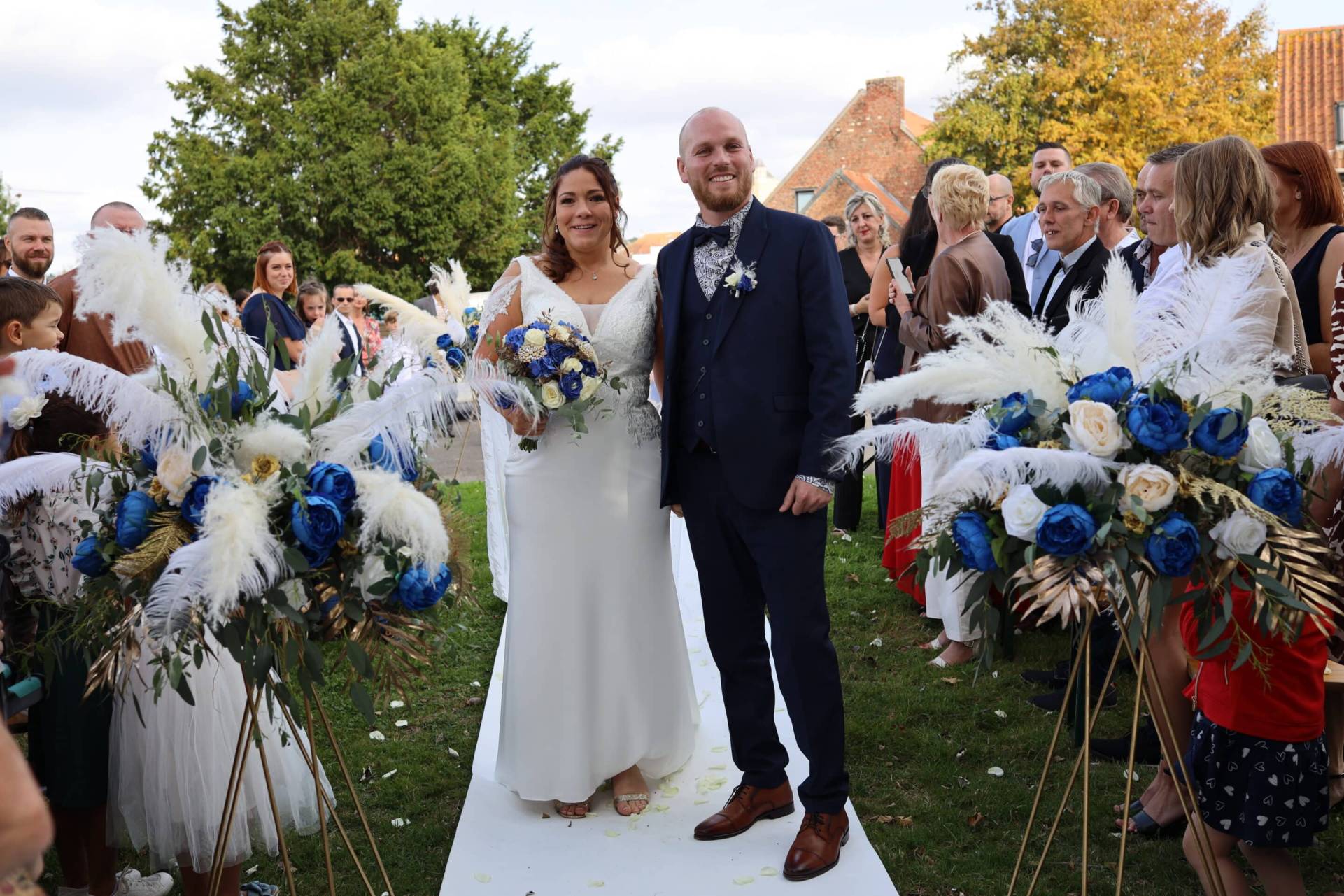 Mariage en extérieur à Lille avec un couple de mariés souriants.