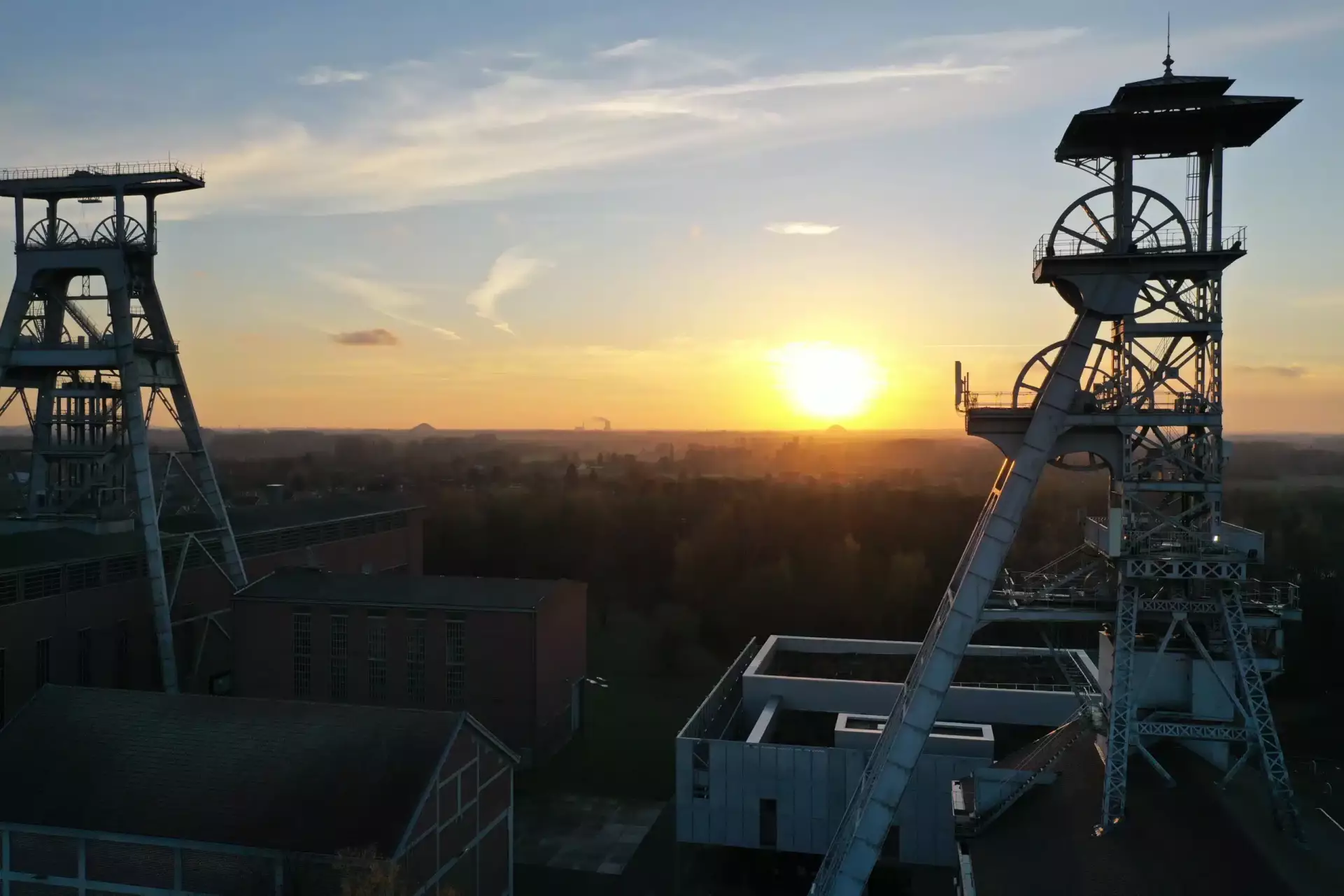 Photo d'une centrale électrique prise par drone à Lille au coucher du soleil.