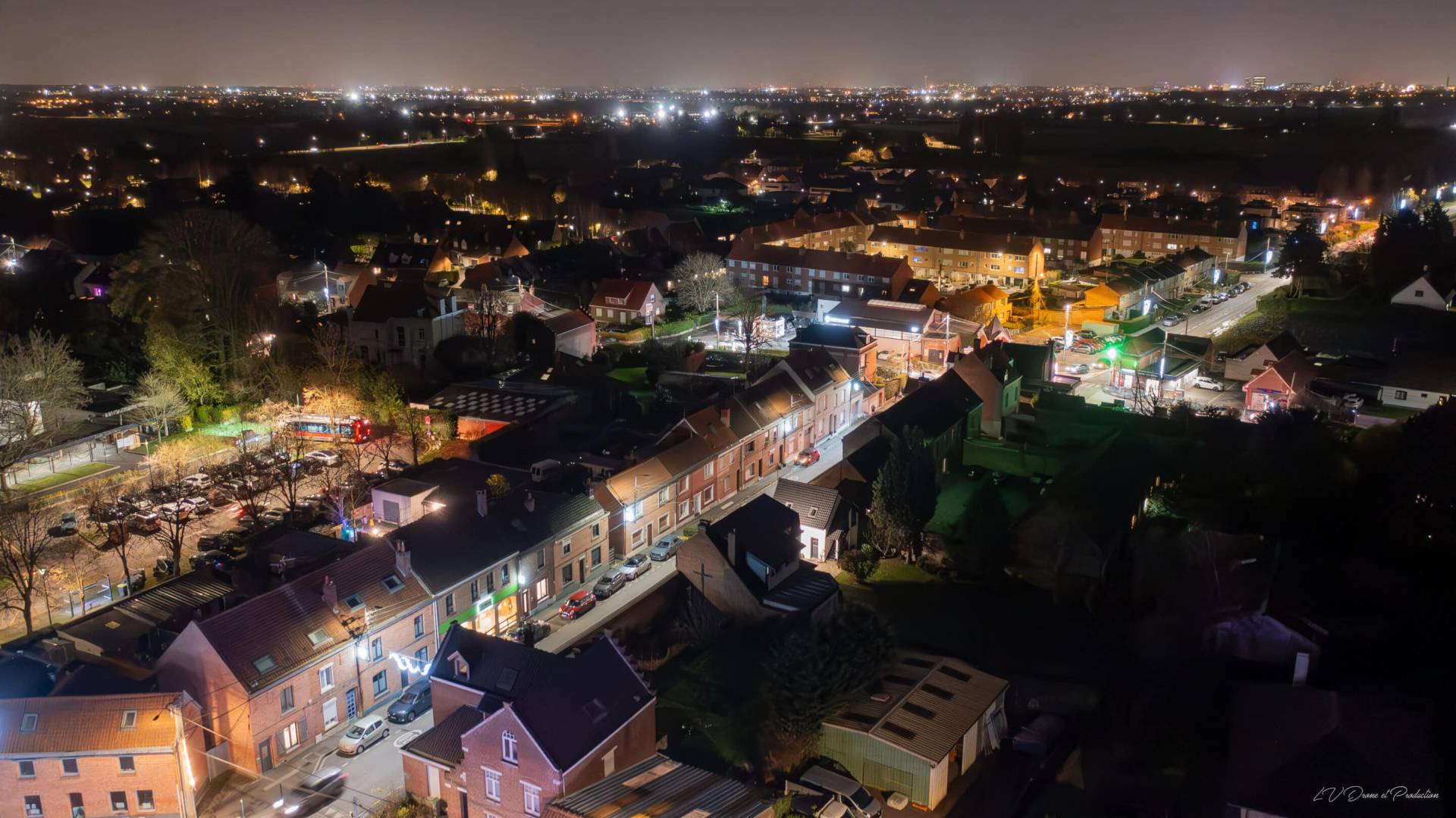 Vues aériennes nocturnes d'une ville à Lille, prises par un drone professionnel.