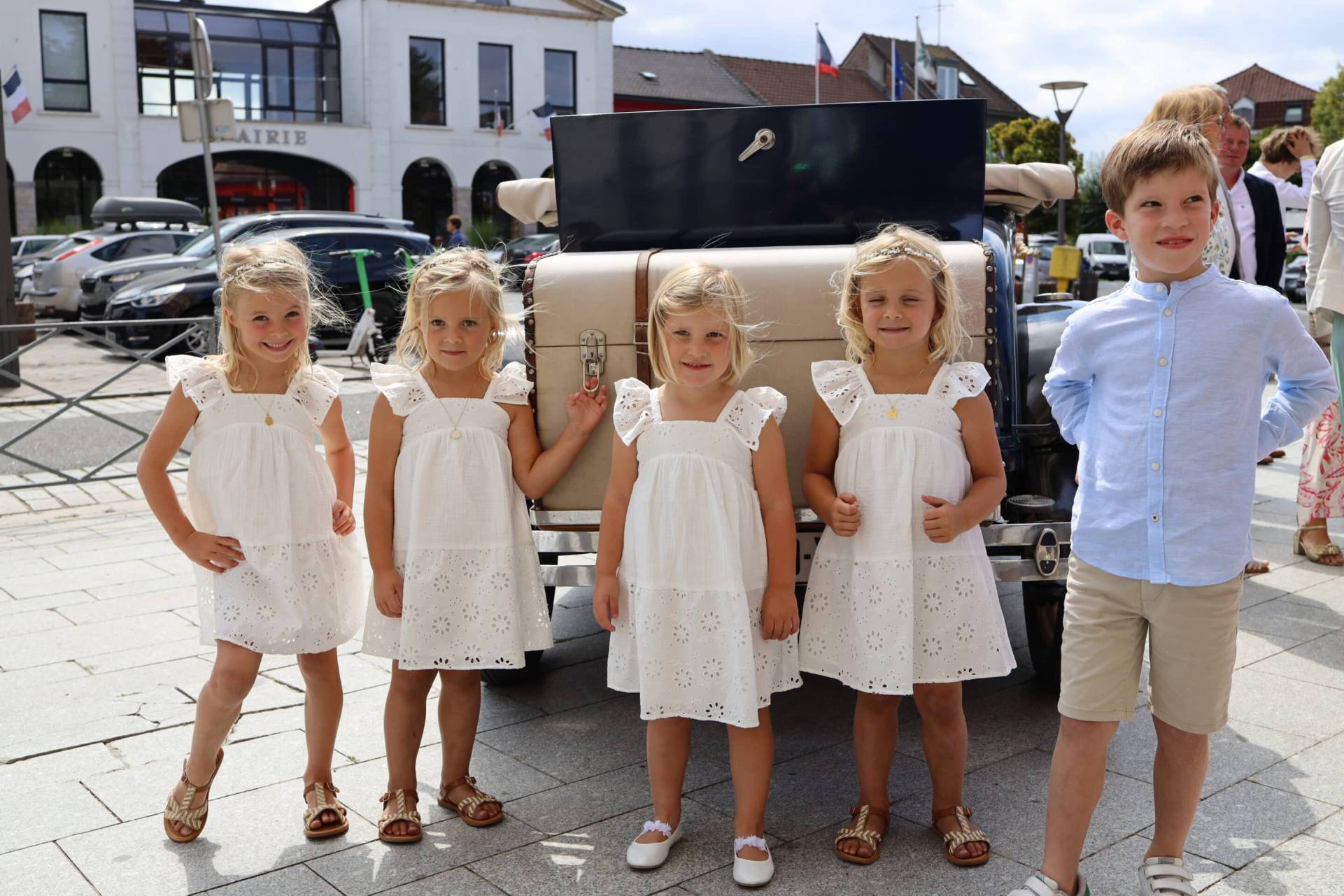 Balade en famille dans le Vieux Lille avec enfants d'honneur pour un mariage