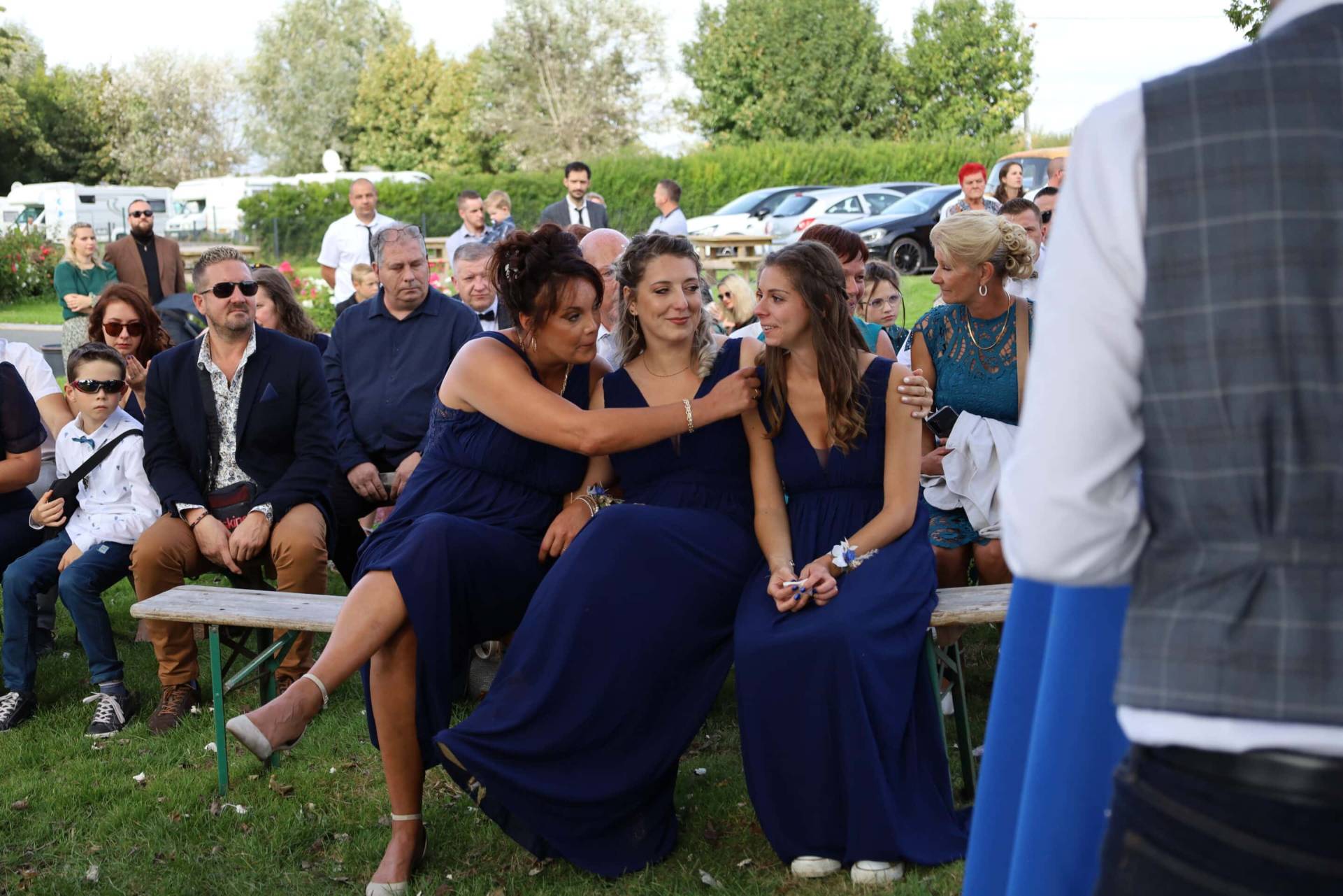 Photographe et invités lors d'un événement en plein air à Lille, capturant un moment convivial et sp.