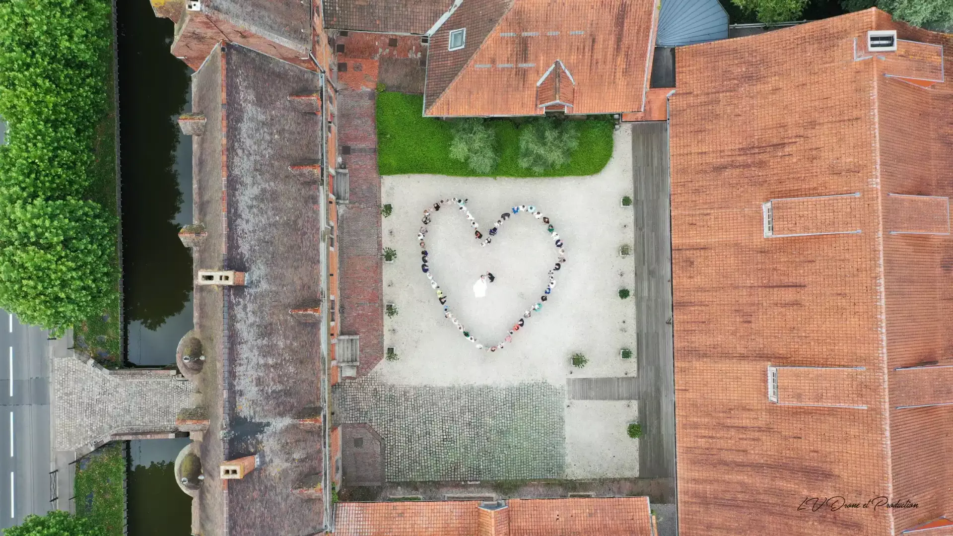 Cœur humain formé par des personnes dans une cour pavée à Lille, vue aérienne.