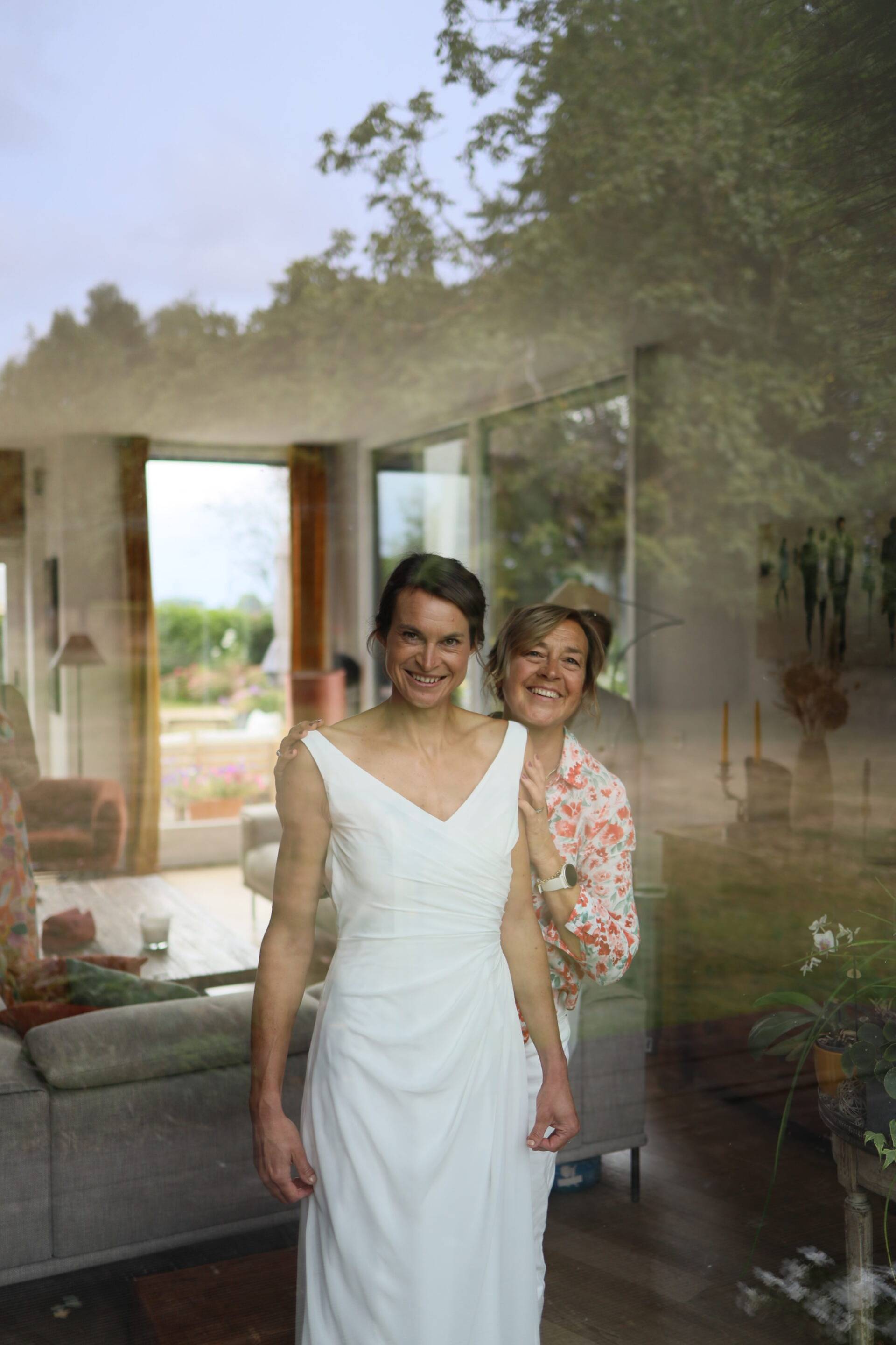 Photo de mariage avec la mariée en robe blanche avec sa maman a cote .
