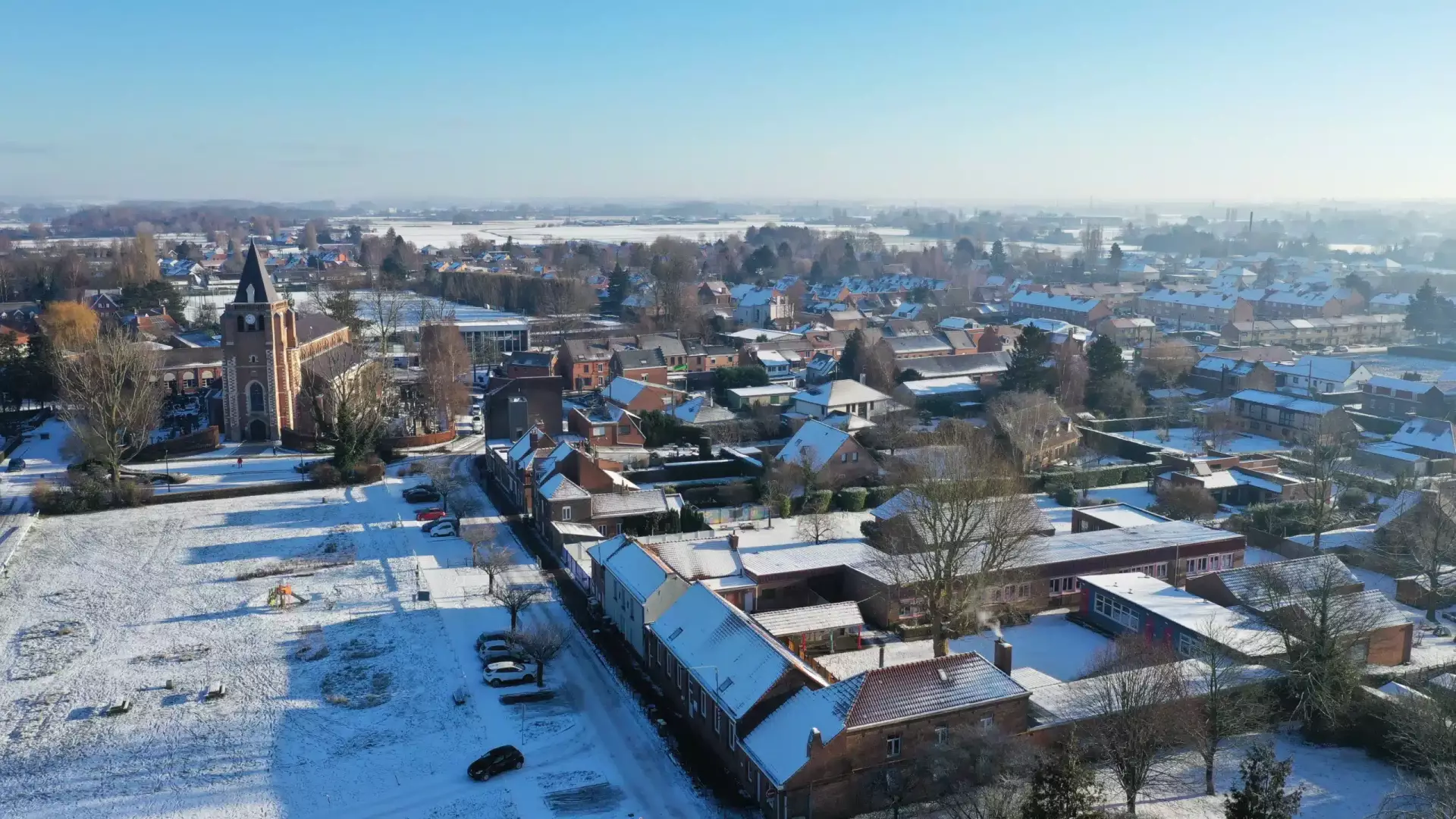 Vues aériennes d'un village enneigé à Lille, prises par un drone professionnel.
